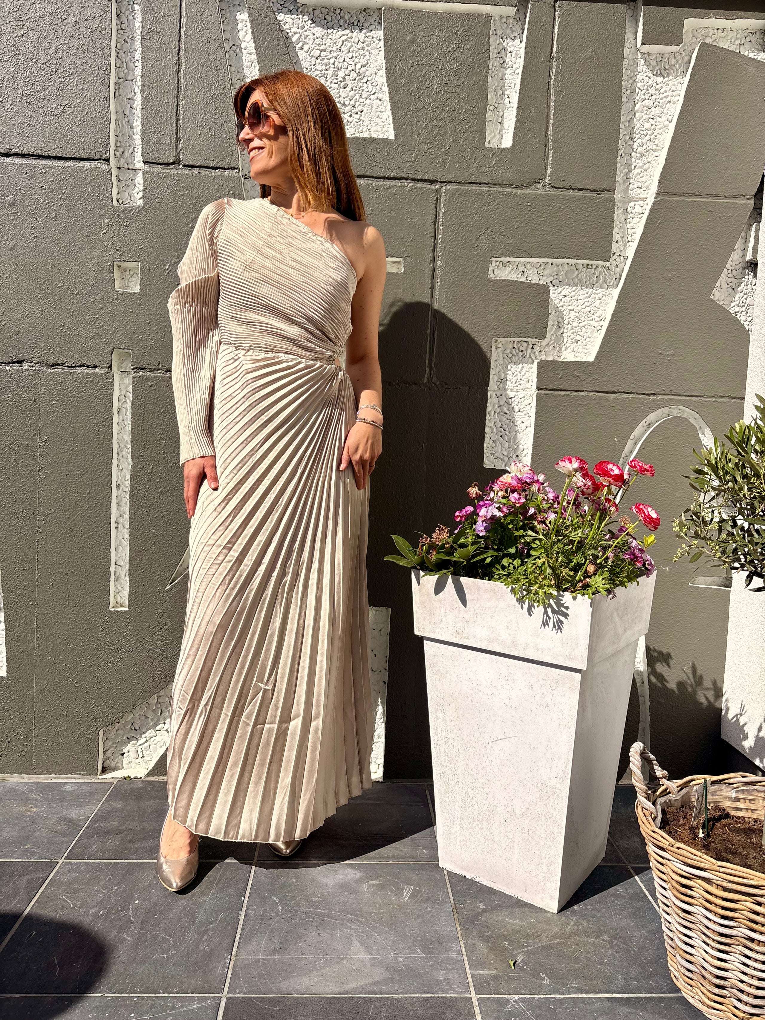 Robe longue plissée beige asymétrique