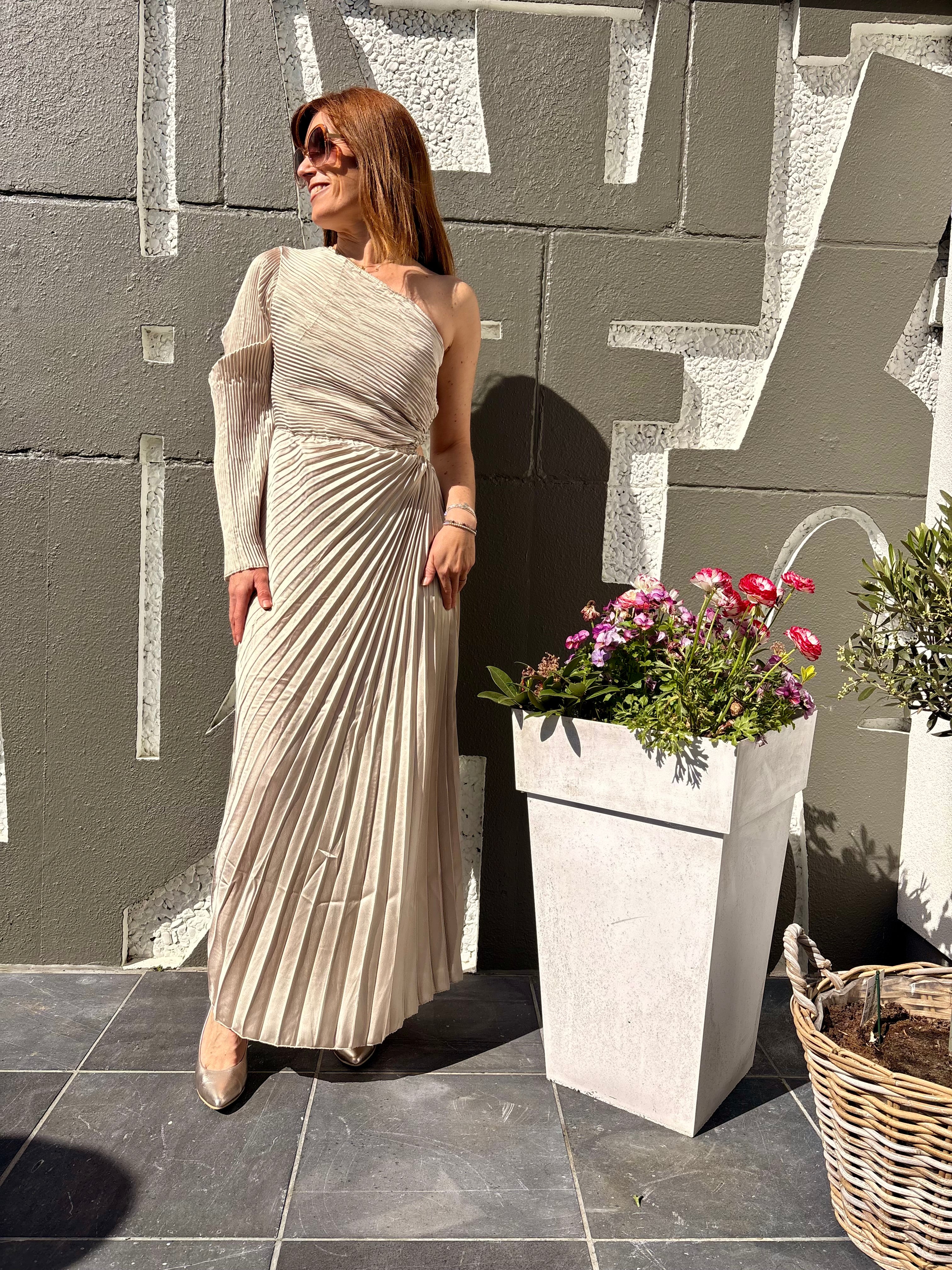 Robe longue plissée beige asymétrique