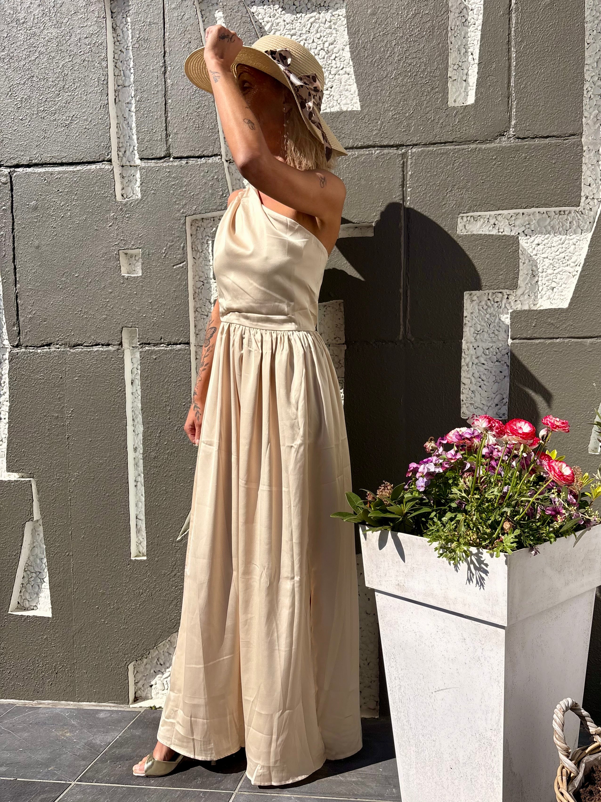 Robe longue beige dos ouvert asymétrique