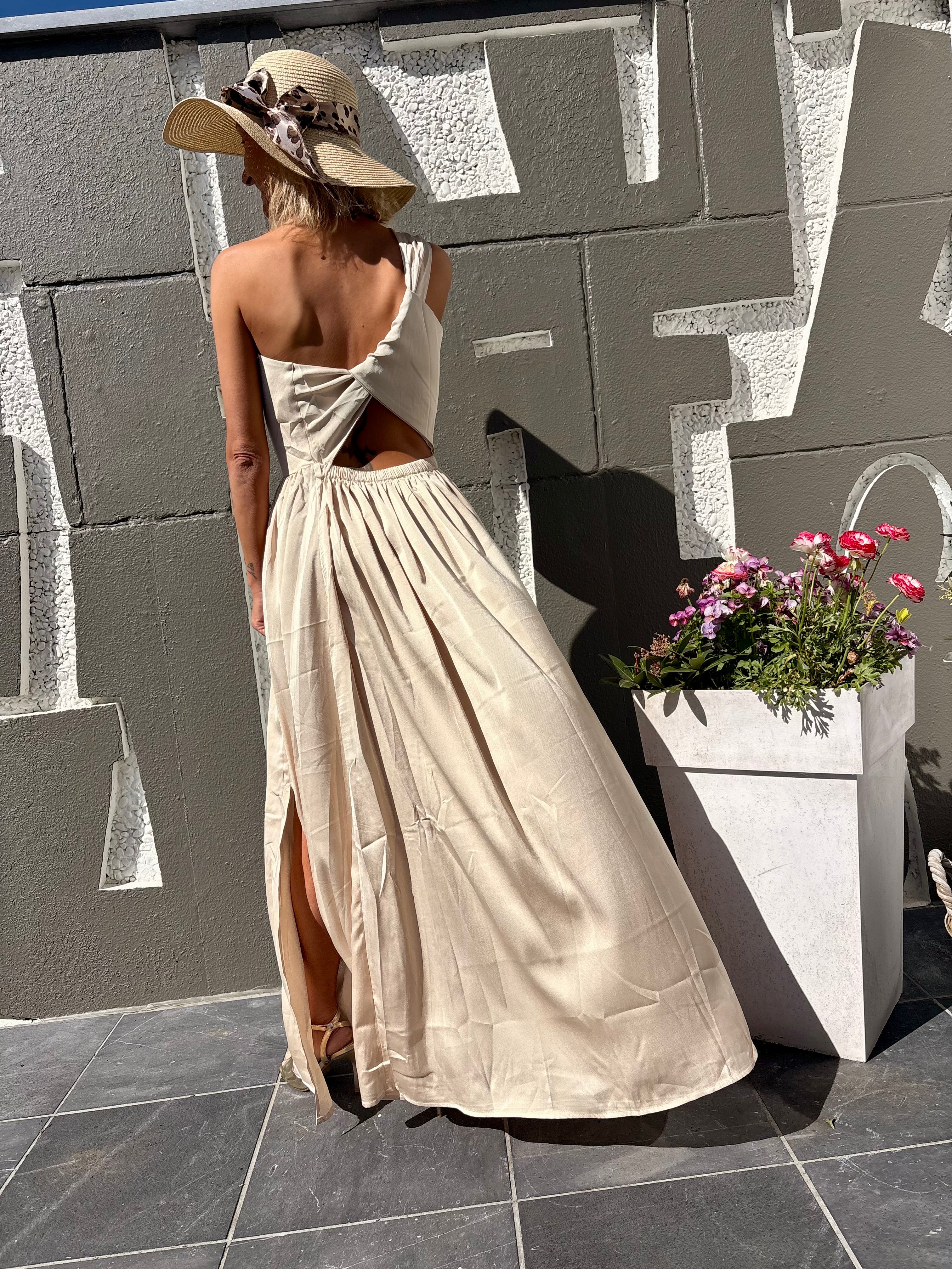 Robe longue beige dos ouvert asymétrique